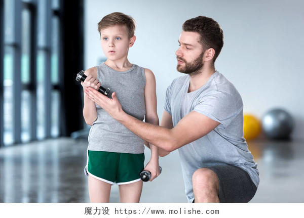 男孩的哑铃健身中心教练与培训